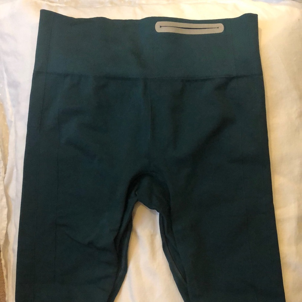 Under armor compression capris size sx Teal/green